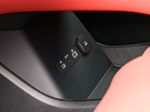 2025 BYD TANG L Image 16